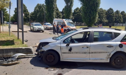 Pioltello, le foto dell'auto "impazzita" che si è schiantata davanti alla piscina