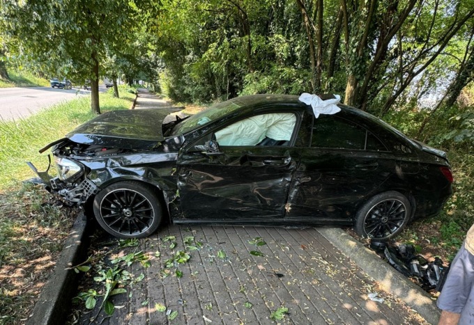 Perde il controllo dell’auto e finisce sulla pista ciclabile. Tragedia sfiorata a Vignate