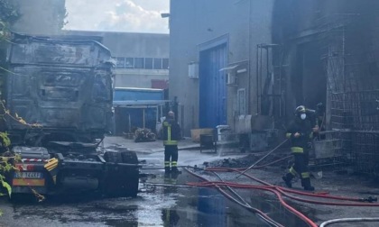 Un'attività in fumo: nel capannone incendiato  vasi e lampade per una piantagione di cannabis