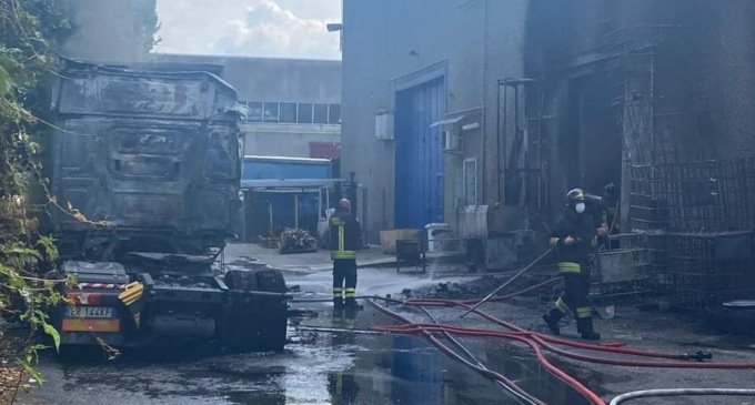 Un’attività in fumo: nel capannone incendiato  vasi e lampade per una piantagione di cannabis