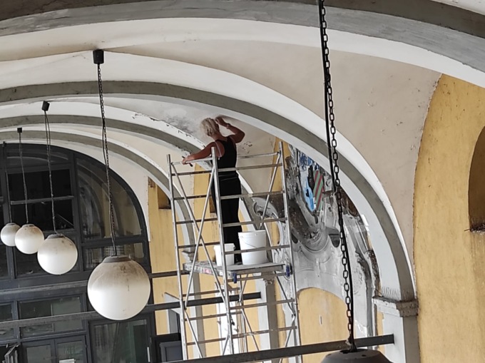 Restauratori in azione  per recuperare il vero colore di Villa Opizzoni