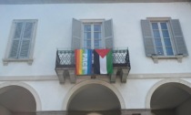 A Cernusco sul Naviglio esposata la bandiera della Palestina sul Municipio