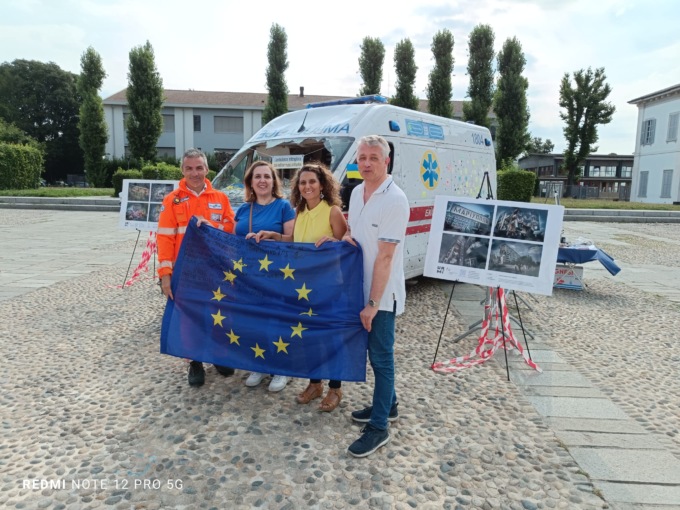 L’ambulanza ucraina crivellata di colpi saluta Cernusco: firmata la bandiera UE
