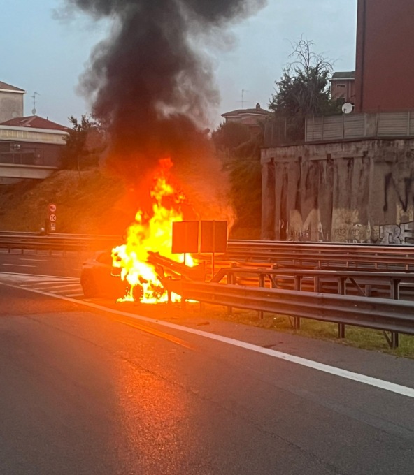 Schianto in Tangenziale est, l’auto prende fuoco: “Così ho soccorso i ragazzi e bloccato l’uscita”