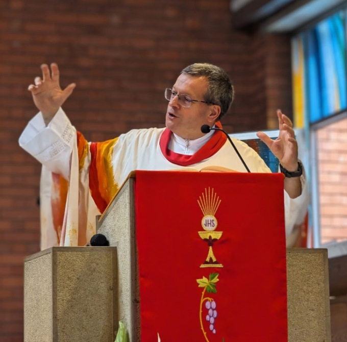 Il parroco di Cassina de’ Pecchi saluta i cassinesi prima della sua partenza