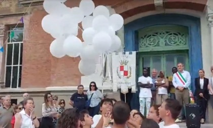 Palloncini bianchi per Fatou: Caravaggio si ferma per l'addio alla bambina annegata a Inzago