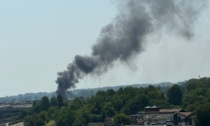 Vasto incendio nello scalo merci di Melzo, a fuoco una grande gru