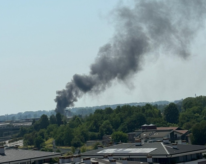 Vasto incendio nello scalo merci di Melzo, a fuoco una grande gru