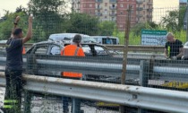 Auto in fiamme, traffico bloccato sulla Tangenziale Est