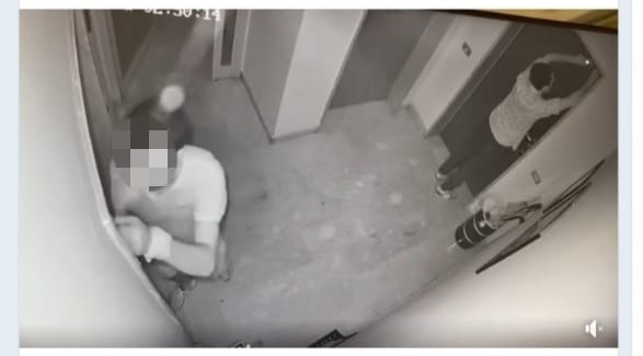 Colla sulle porte delle case, ecco come i ladri colpiscono durante le ferie
