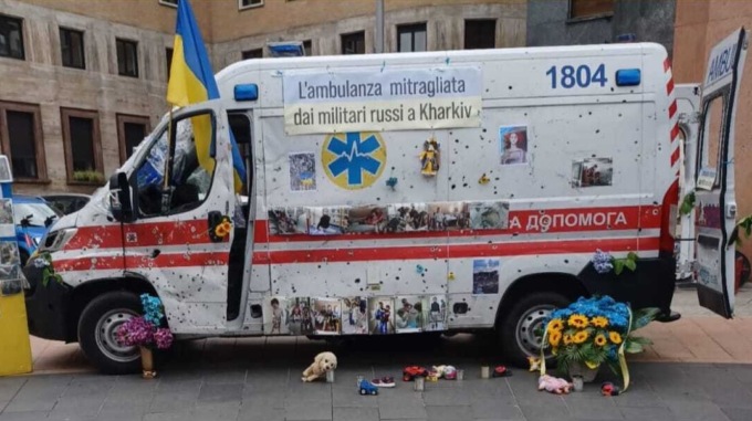 L’ambulanza crivellata dai proiettili simbolo dell’Ucraina fa tappa a Cernusco