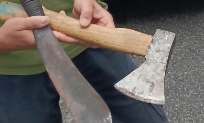 Liberato negozio occupato da otto stranieri irregolari: sequestrati ascia e machete