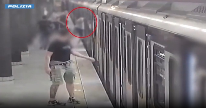 Furto con strappo di un cellulare in metropolitana, in manette tre giovani