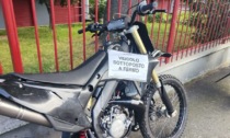 Guida una moto senza targa: "L'ho persa...". Nei guai un 18enne