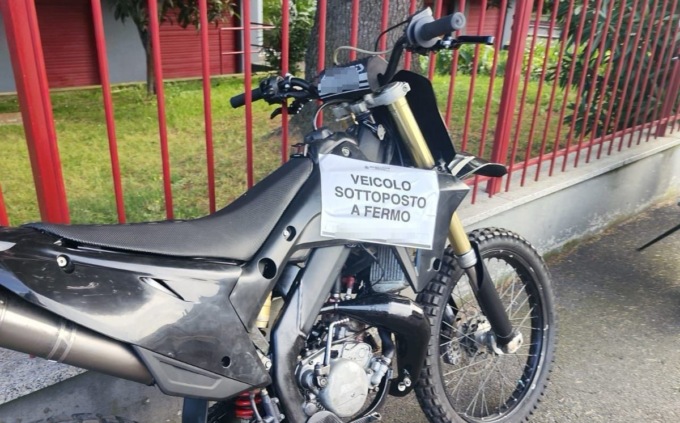 Guida una moto senza targa: “L’ho persa…”. Nei guai un 18enne