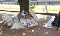 Butta dei sacchi di rifiuti in strada, incastrato da un cittadino e dalla Polizia Locale