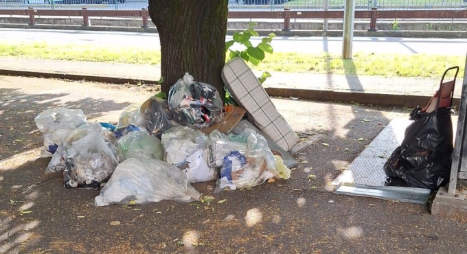 Butta dei sacchi di rifiuti in strada, incastrato da un cittadino e dalla Polizia Locale