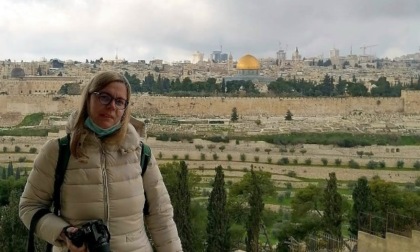 Bandiera della Palestina sul Municipio di Cernusco sul Naviglio, la scrittrice Elisabetta Ranghetti: "Sdegnata"