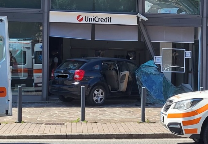 Ha un malore al volante e con l’auto sfonda la vetrina della banca