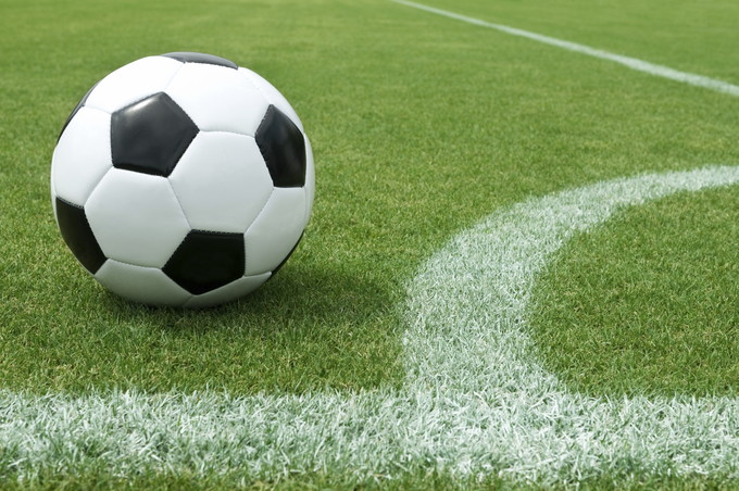 Feroce aggressione alla partita di calcio, padre e figlio accerchiati e picchiati: scattano tre Daspo