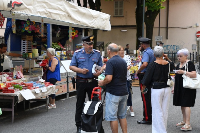 Al mercato di Fara Gera d’Adda Carabinieri in campo contro le truffe a domicilio