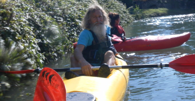 Bimbo rischia di annegare, il presidente del Canoa club si tuffa e lo salva