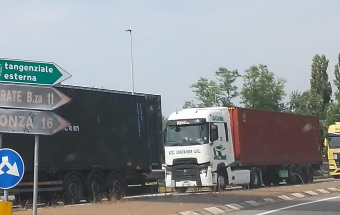 Melzo, coda infinita di Tir: via Colombo bloccata