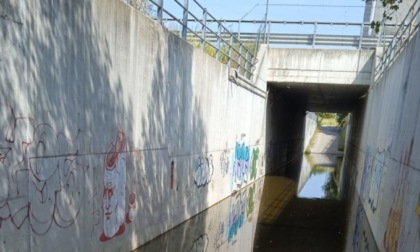 Ciclopedonale interrotta per allagamento, lavori in ritardo a causa di un furto