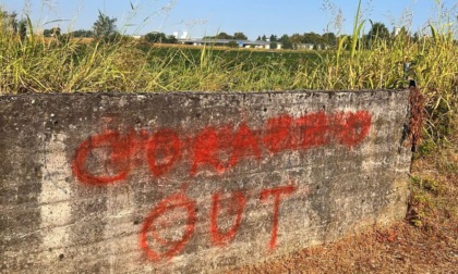 "Corazzo out": sui muri compaiono scritte contro il sindaco di Rodano