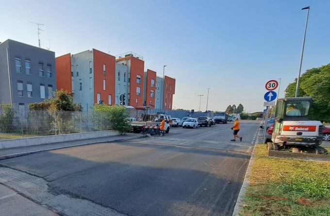 Basta dosso “distruggi auto”: via ai lavori di fronte ai Carabinieri di Pioltello