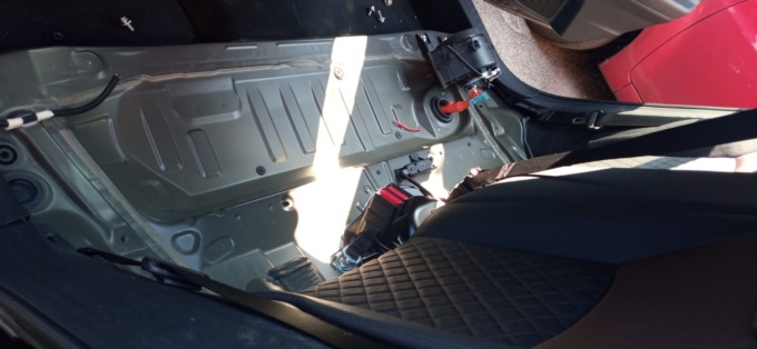 Ladri smontano un’auto elettrica e rubano le batterie: “Danni per 20mila euro”