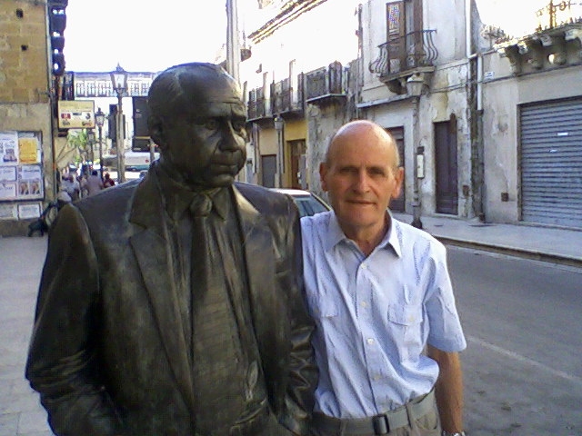 Calogero con la statua di Sciascia