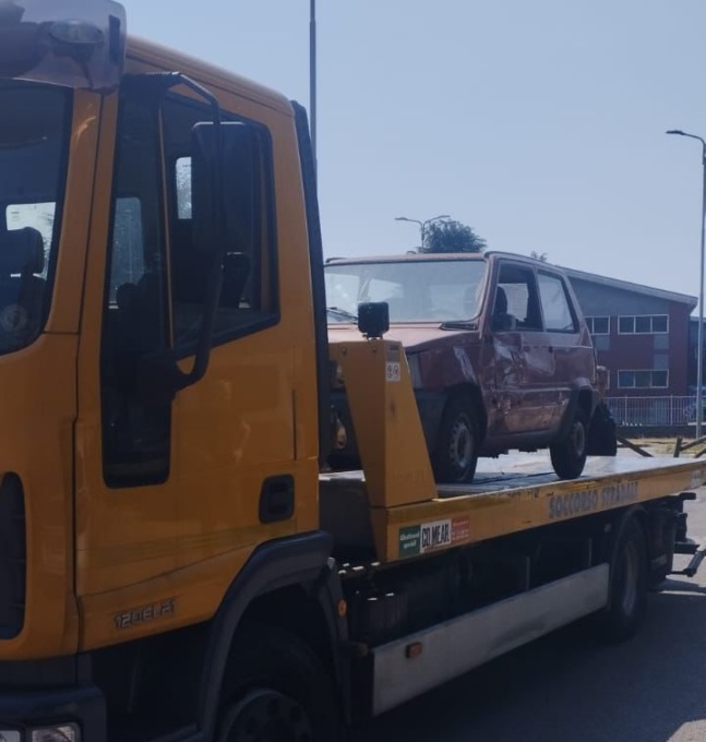 Auto abbandonata rimossa e pronta a essere rottamata