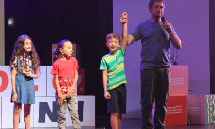 Lorenzo, 8 anni, sul palco con Paolo Ruffini