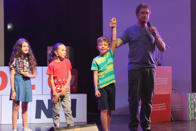 Lorenzo, 8 anni, sul palco con Paolo Ruffini