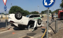 Colpisce con l'auto un archetto di metallo e si ribalta, ferita una 64enne