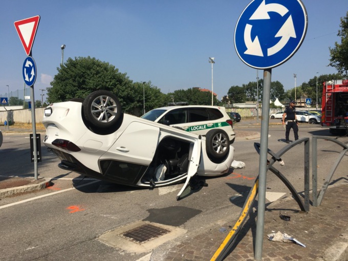 Colpisce con l’auto un archetto di metallo e si ribalta, ferita una 64enne