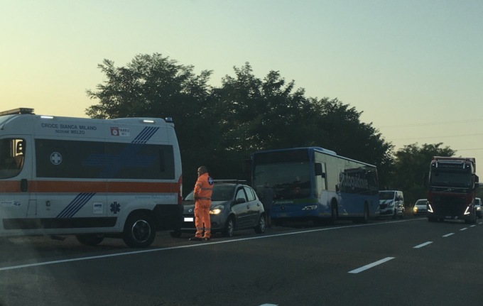 Tamponamento tra bus di linea e auto sulla Sp13