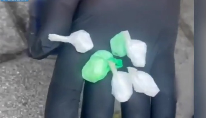 Droga agganciata con calamite sotto l’auto, un arrestato