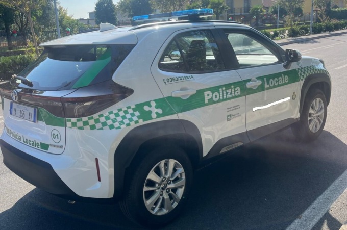 Guida un’auto senza patente e investe un anziano ciclista