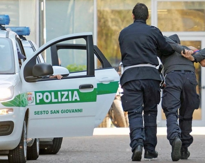 Accoltella un ragazzo per rubargli la collanina: arrestato 19enne