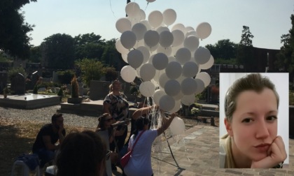 Lacrime, palloncini e una canzone dei Negramaro per dire addio a una giovane mamma