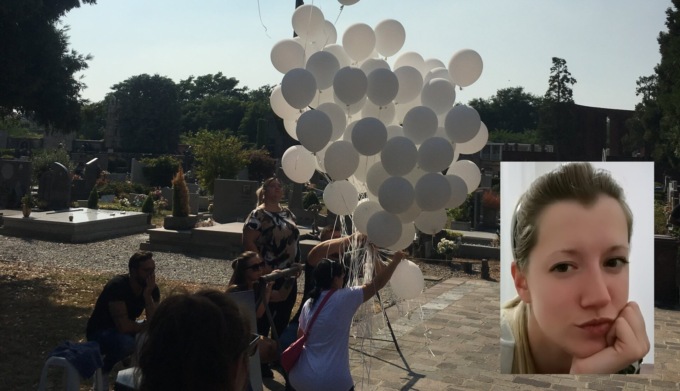 Lacrime, palloncini e una canzone dei Negramaro per dire addio a una giovane mamma