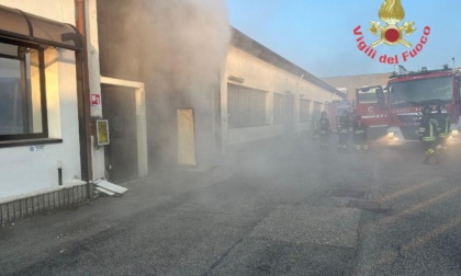 Scoppia l'incendio nella ditta: le foto dei bancali di candele di cera andati a fuoco