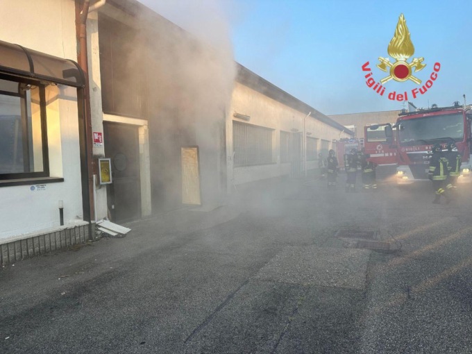 Scoppia l’incendio nella ditta: le foto dei bancali di candele di cera andati a fuoco