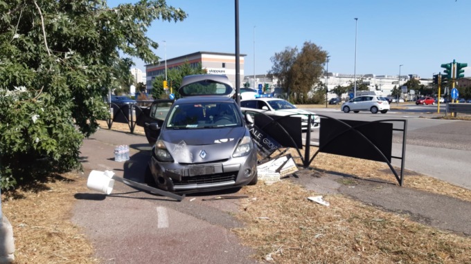 Paura sulla Cassanese a Segrate: perde il controllo dell’auto e finisce fuori strada