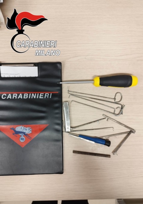 Tentano di entrare in un appartamento di Cernusco: beccati dai vicini, arrestati dai Carabinieri