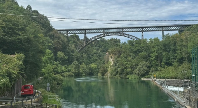 Allarme al ponte di Paderno per una donna precipitata nel fiume