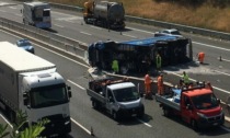 Camion da cantiere si ribalta sulla Teem e sfonda il guardrail dell'autostrada