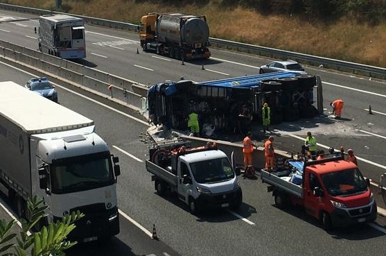 Camion da cantiere si ribalta sulla Teem e sfonda il guardrail dell’autostrada